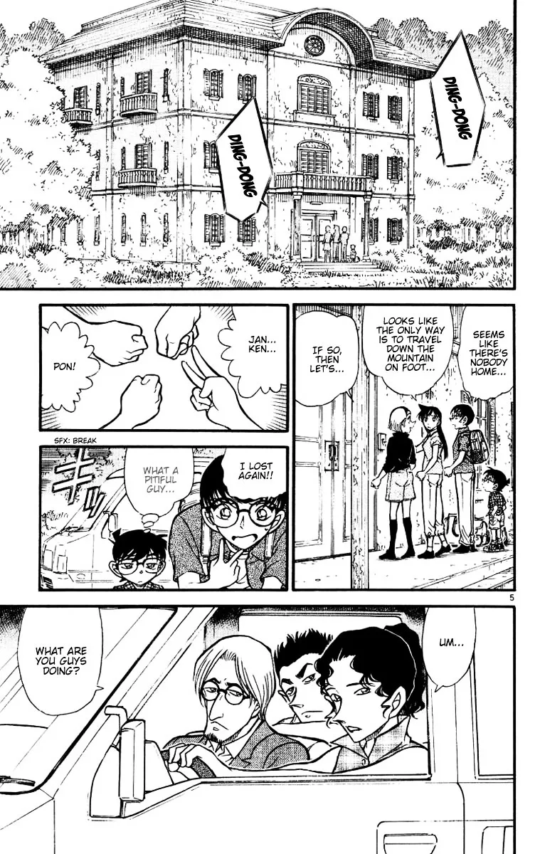 Read Detective Conan chapter 530 image 4 on Lezhin