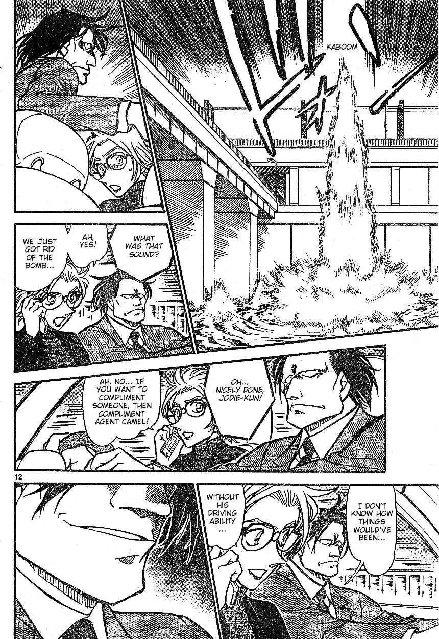 Read Detective Conan chapter 601 image 11 on Lezhin