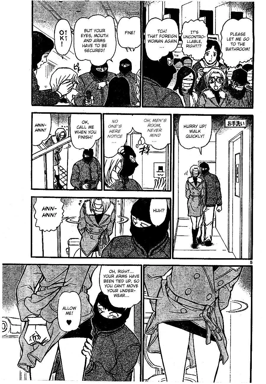 Read Detective Conan chapter 678 image 4 on Lezhin