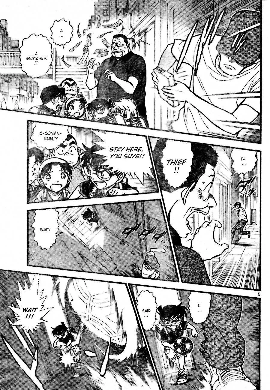 Read Detective Conan chapter 699 image 4 on Lezhin